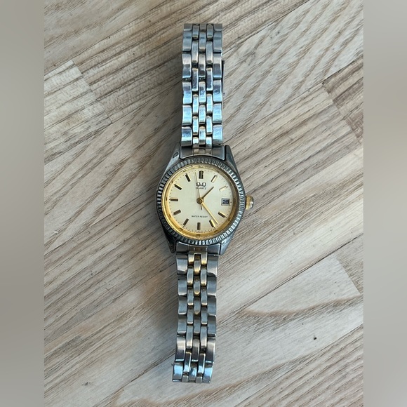 Q&Q Ladies Watch Two Tone Stainless Bracelet Gold Tone Dial Date Window - Picture 4 of 13